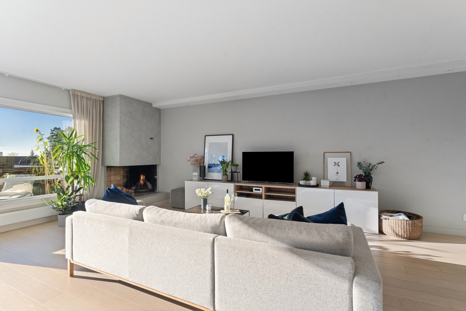 I stuen finnes ulike møbleringsalternativer. Plass til både spisebord og stor sofagruppe. Galleribilde