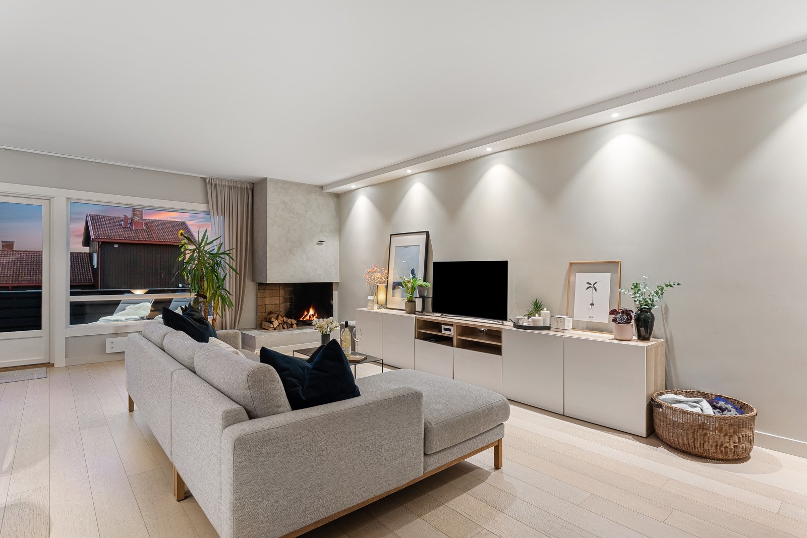 Generøst allrom i særs velfungerende, åpen løsning - Stor møbleringsfrihet. Galleribilde