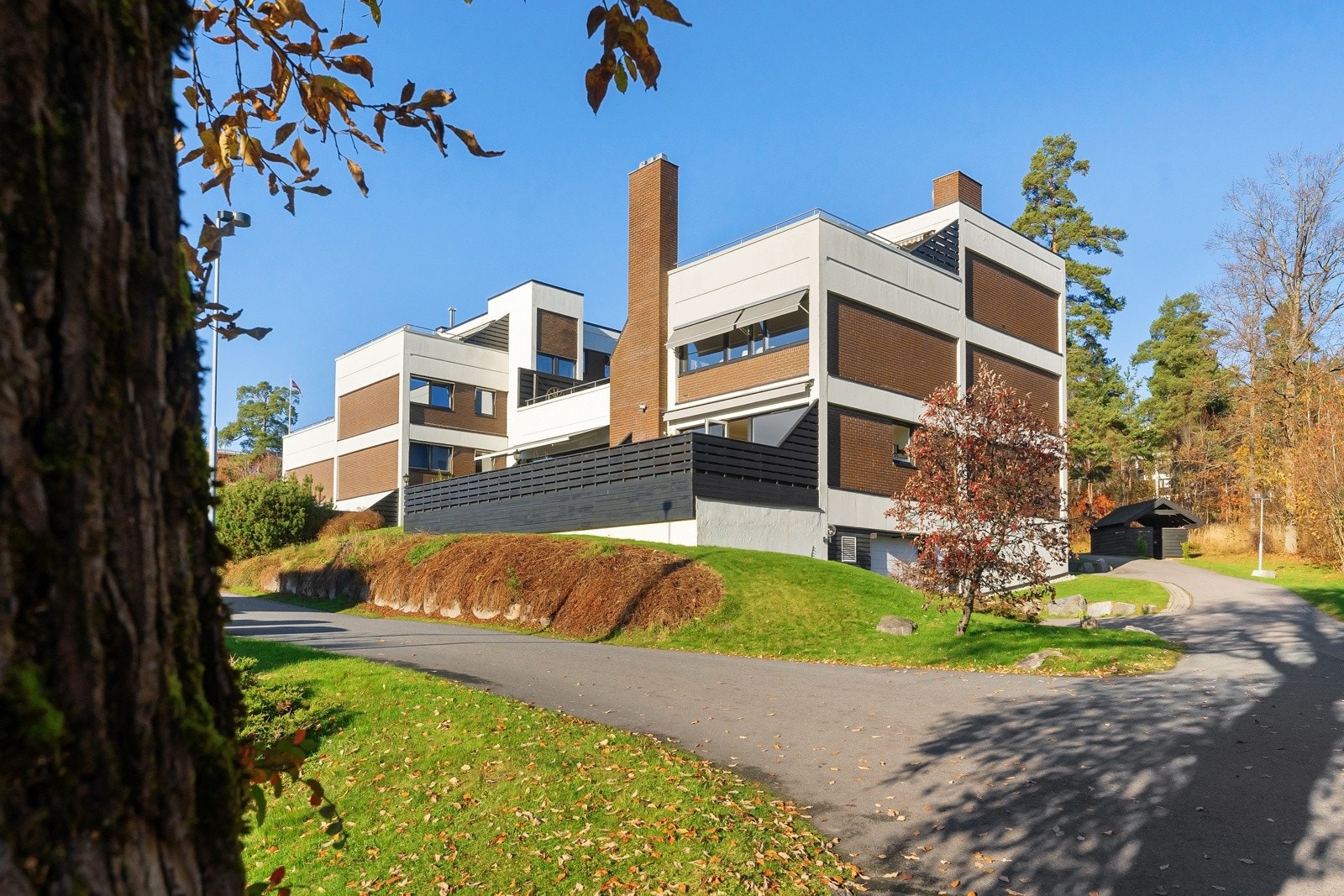 Leiligheten ligger i en usedvanlig høy første etasje og byr på en usjenert beliggenhet. Galleribilde