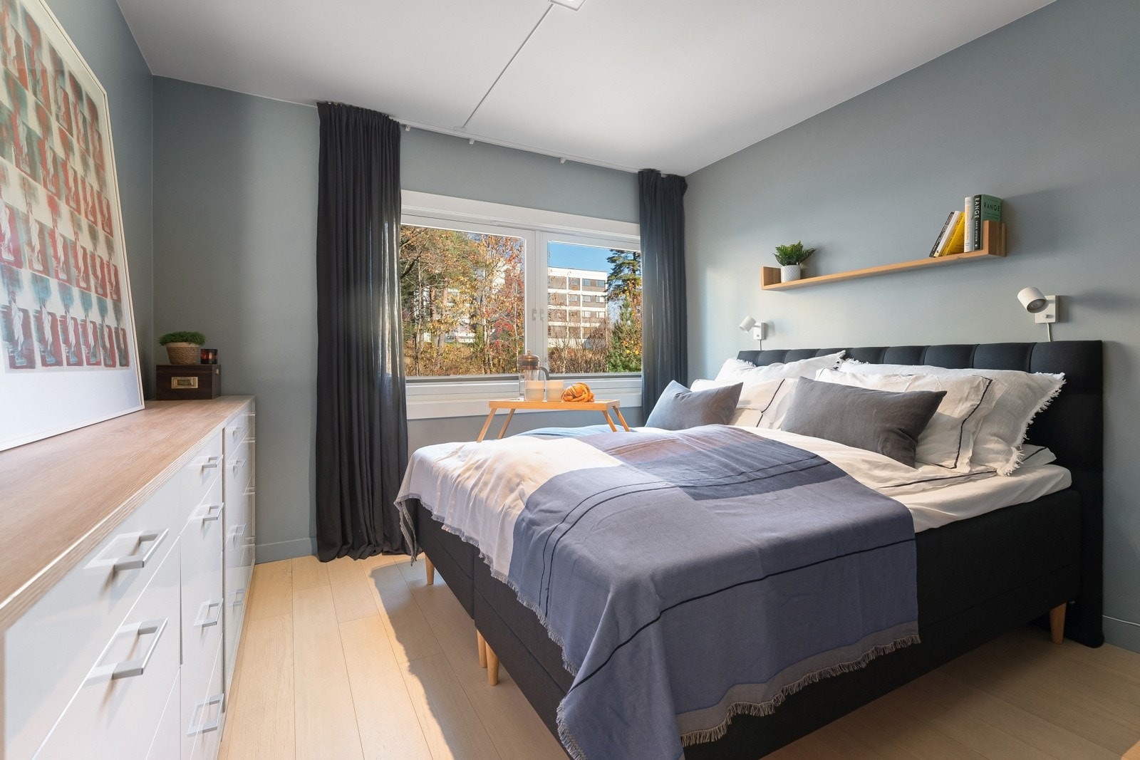 Stort og usjenert hovedsoverom med god plass til stor dobbeltseng med tilhørende møblement. Galleribilde