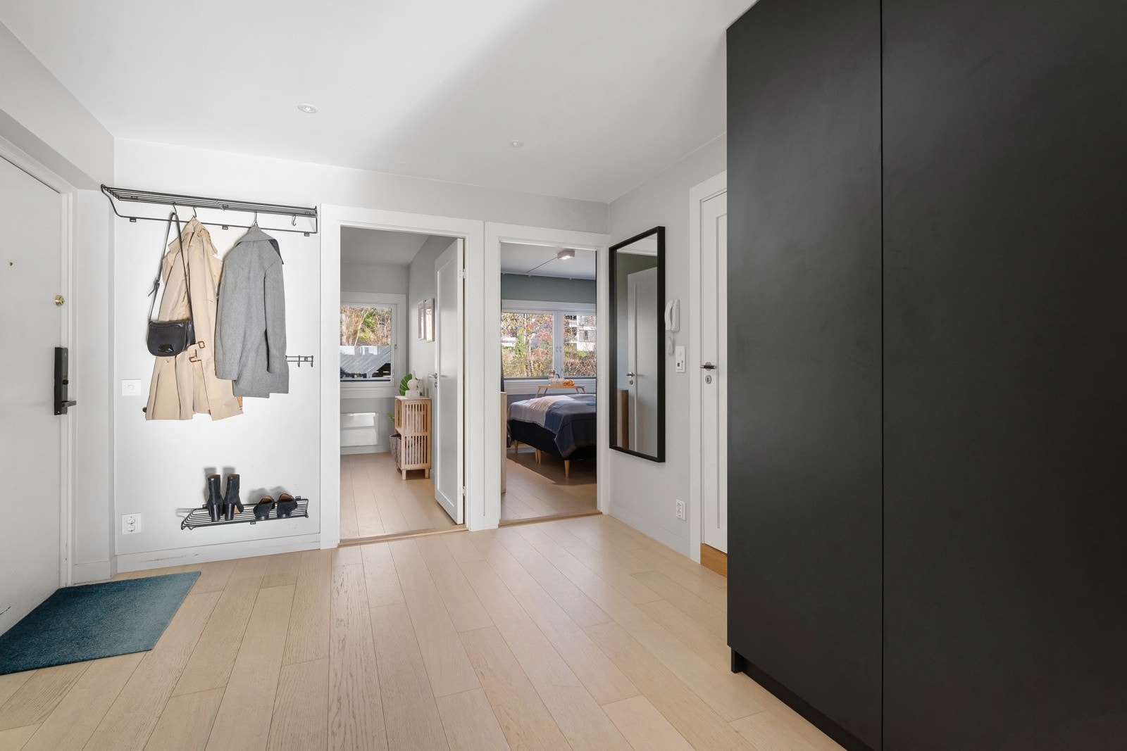 Romslig entré/hall med snekkerbygd garderobeskap med god lagringsplass. Det er inngang fra entré til stue, bad med wc, WC og begge soverommene. Galleribilde