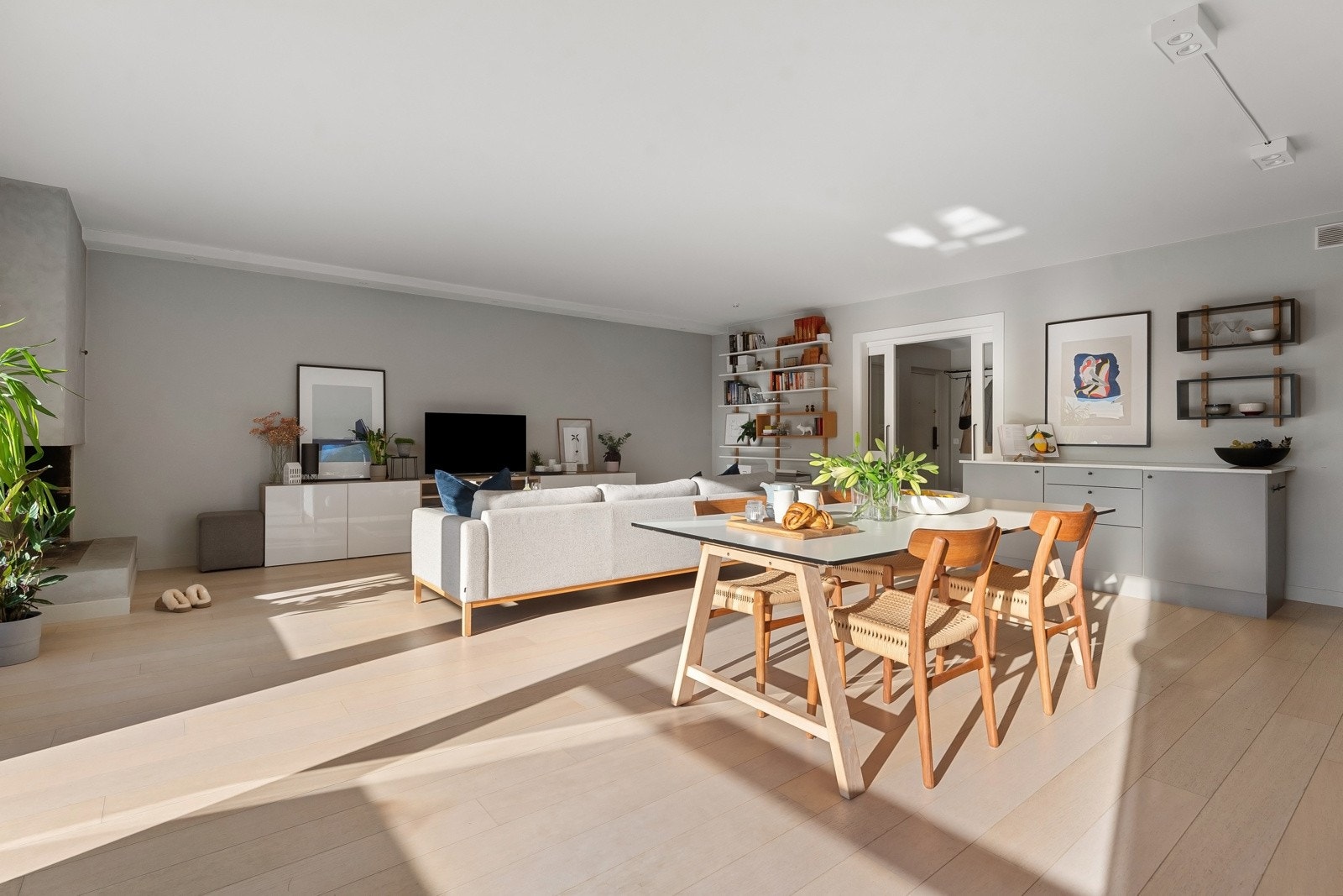 Med sydvendt beliggenhet har leiligheten flott naturlig lys. Galleribilde