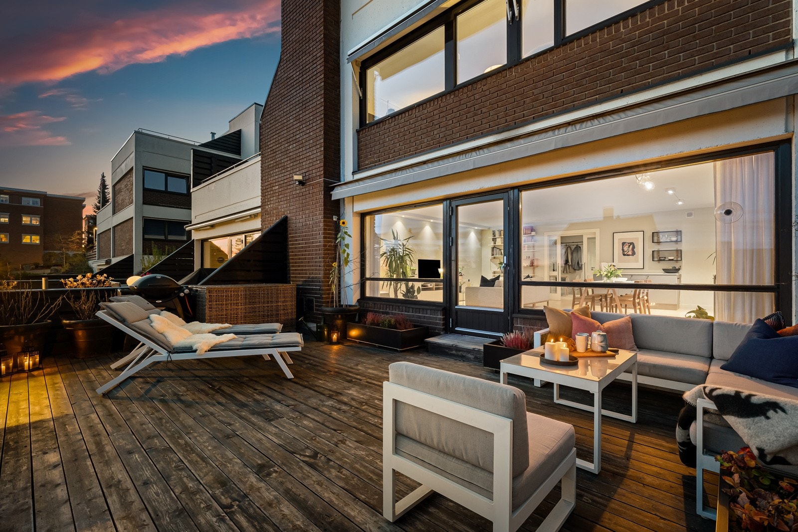 Den sørvendte terrassen på ca. 36 m² blir en naturlig forlengelse av boligen de varmere sommermånedene. Galleribilde