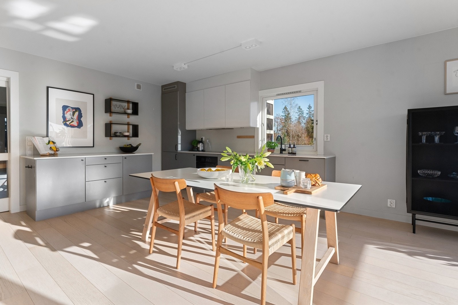 Moderne og innholdsrikt kjøkken fra HTH med integrerte hvitevarer fra Bosch. Galleribilde