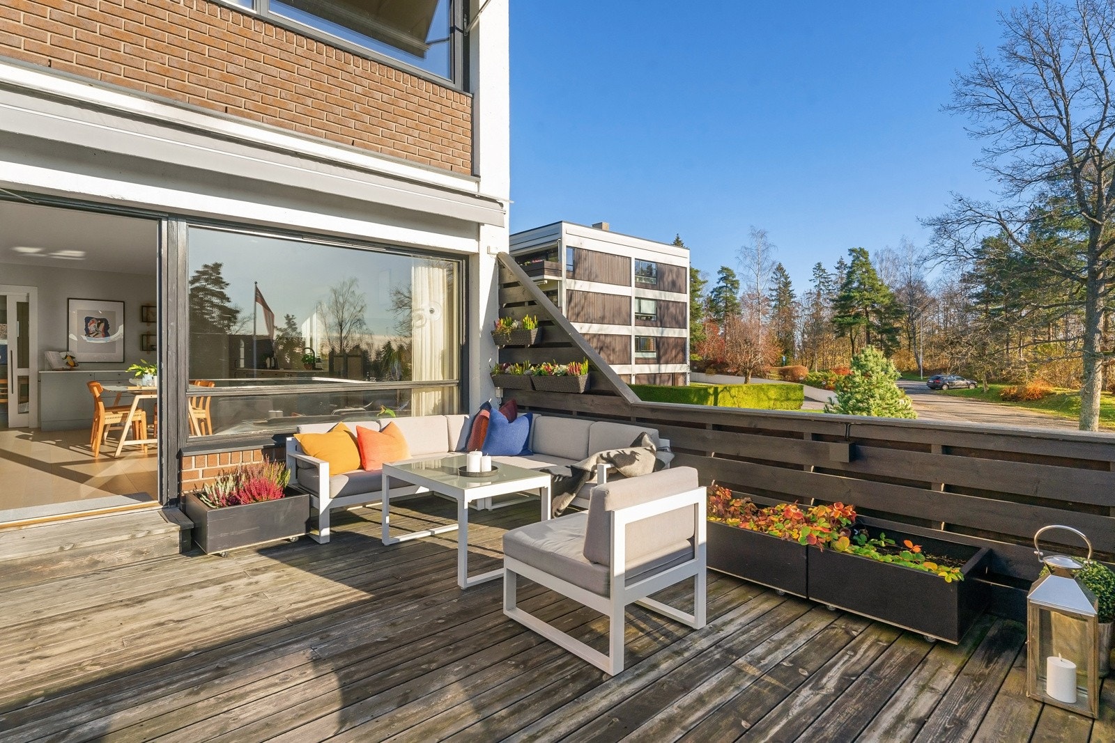 Terrassen blir en naturlig forlengelse av stuen på de varmere sommermånedene. Galleribilde