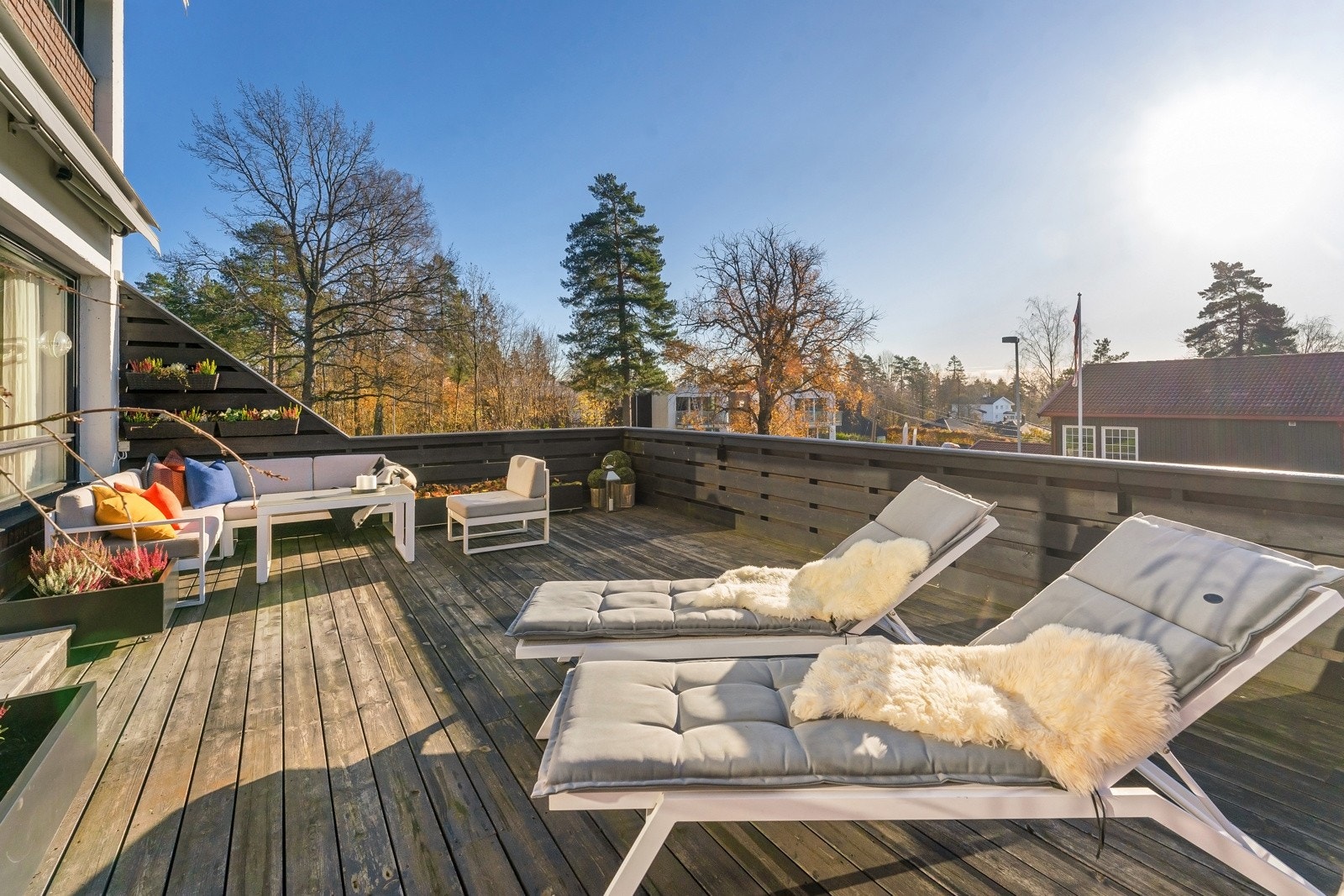 Fredfull og idyllisk uteplass på 36 m² - Nydelig utsyn over pent opparbeidet nærområde. Galleribilde