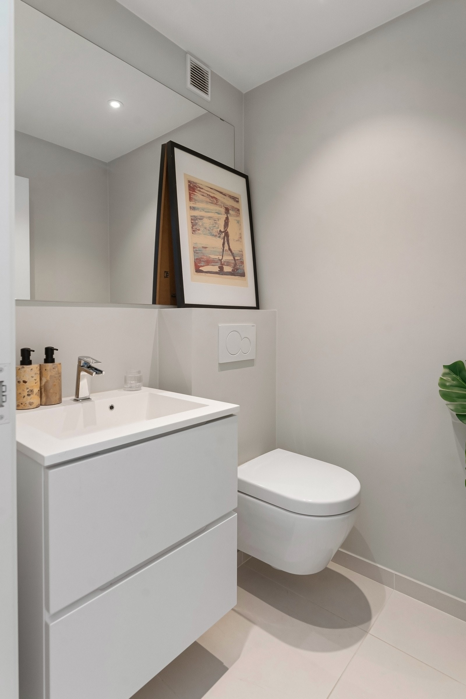 Separat toalettrom rehabilitert i 2017 - Begge våtrommene har behagelig gulvvarme og lik utførelse. Galleribilde