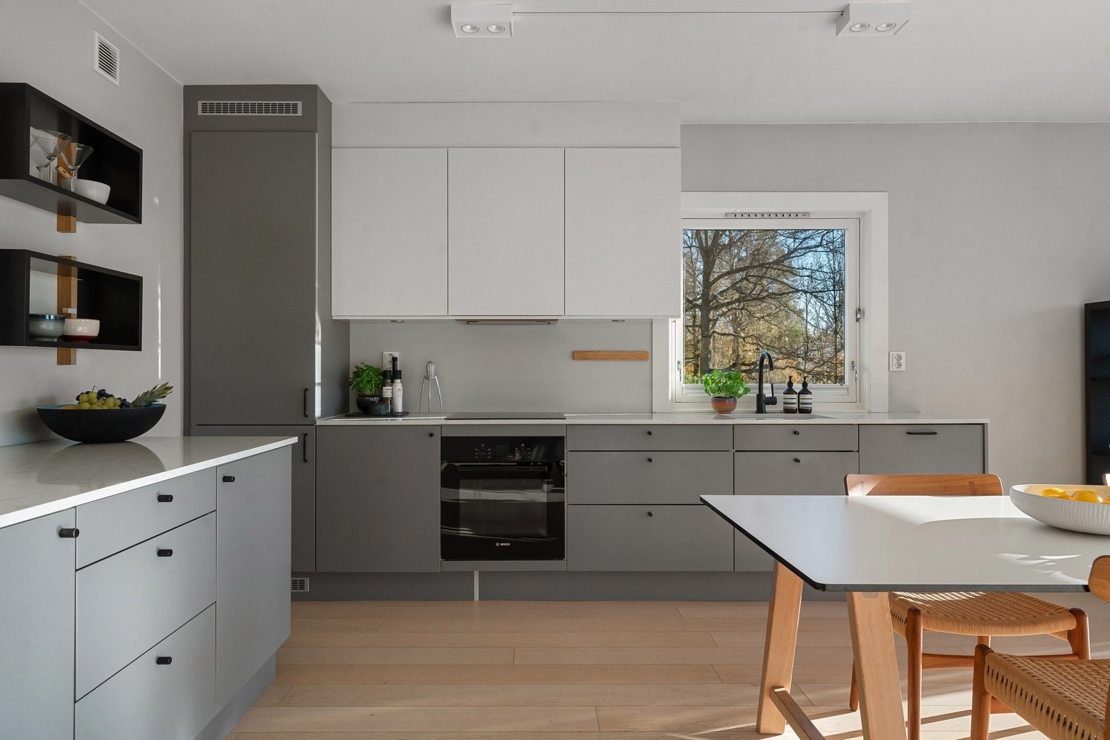 Lekkert og påkostet kjøkken fra 2017 med innredning fra HTH med en svært praktisk og mobil kjøkkenøy med skap som er på hjul og er flyttbar. Galleribilde