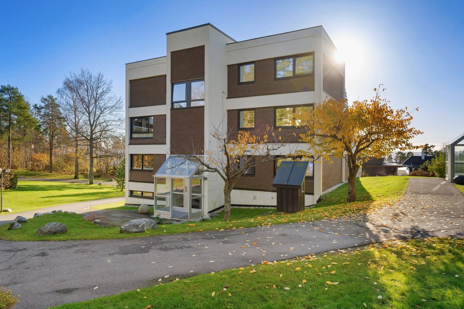 Fellesarealene er parkmessig opparbeidet med gressplener, asfalterte gangstier, diverse stauder og beplantninger. Galleribilde