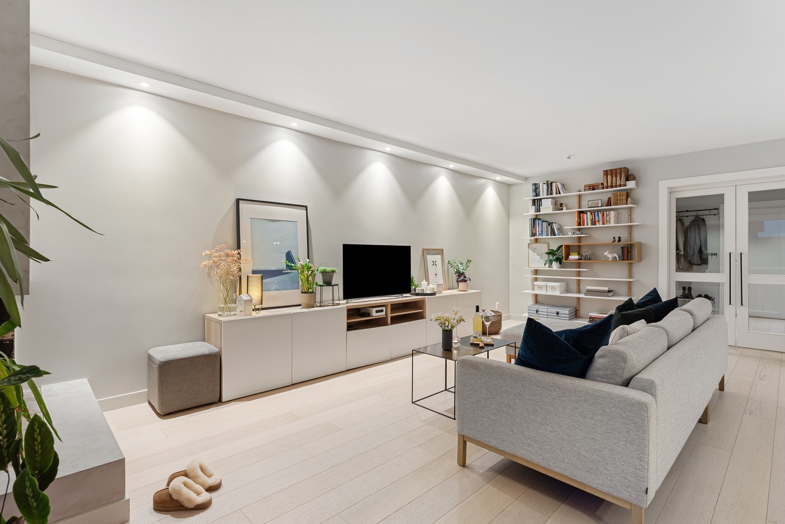 Fin plass til stor sofasalong med tilhørende møblement - Parkett fra 2017 og velplasserte downlights. Galleribilde