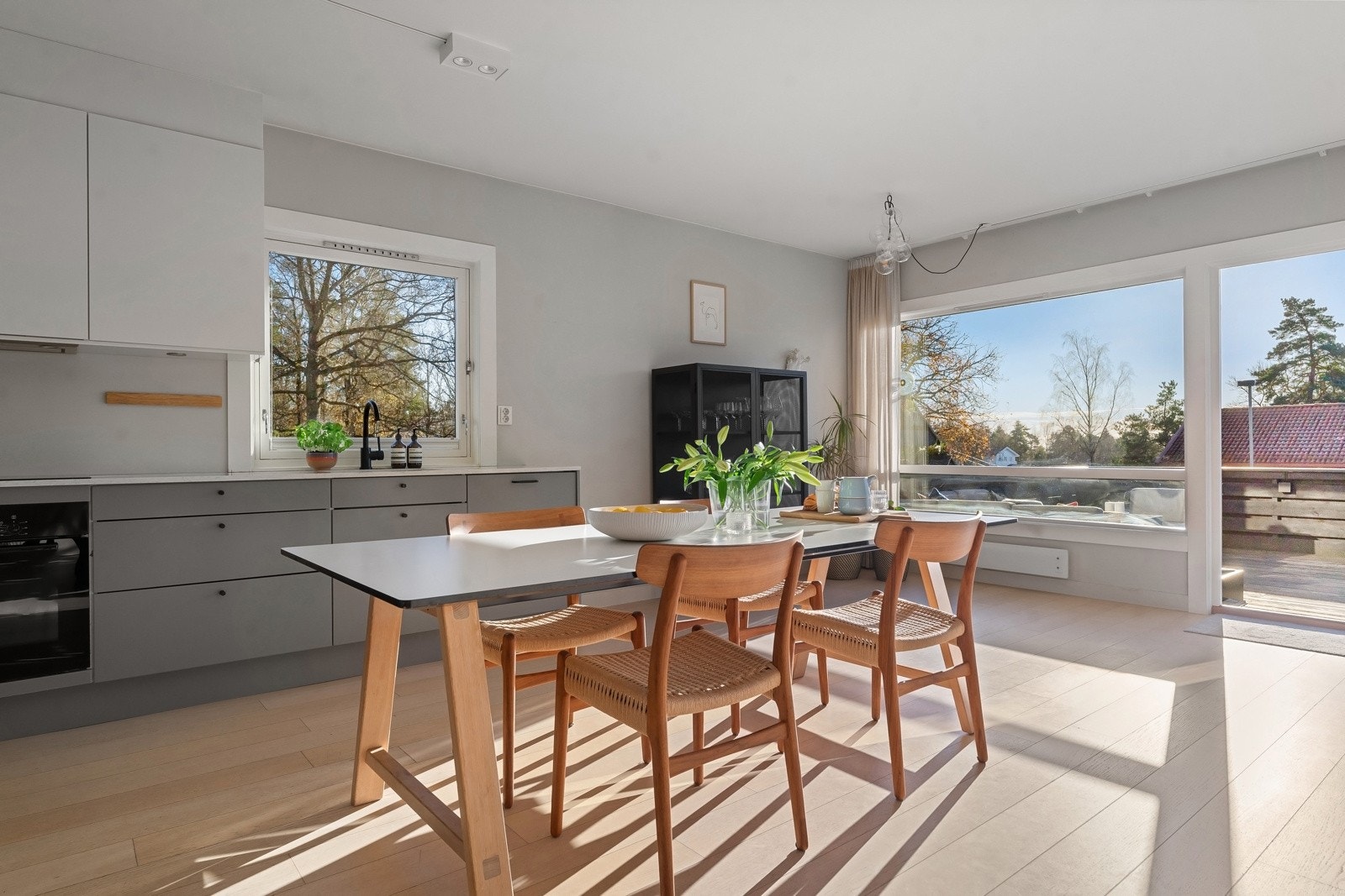 Ved ønske om et tredje soverom kan man ved enkle grep omgjøre en del av stuen/spisestuen. Galleribilde