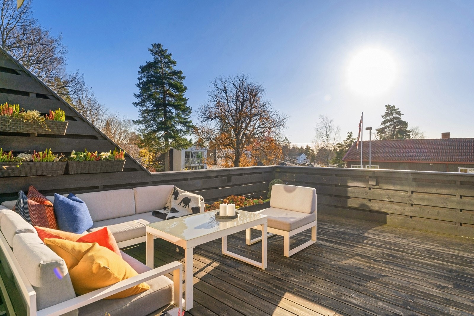 Glimrende solforhold med sol fra tidlig morgen og til kveld midtsommers. Galleribilde