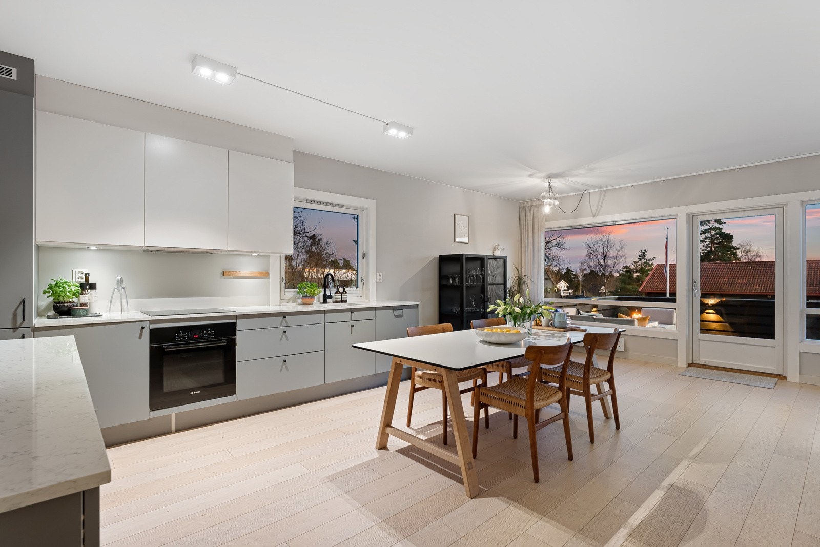 Stilrent HTH kjøkken fra 2017 med integrerte hvitevarer fra Bosch. Galleribilde