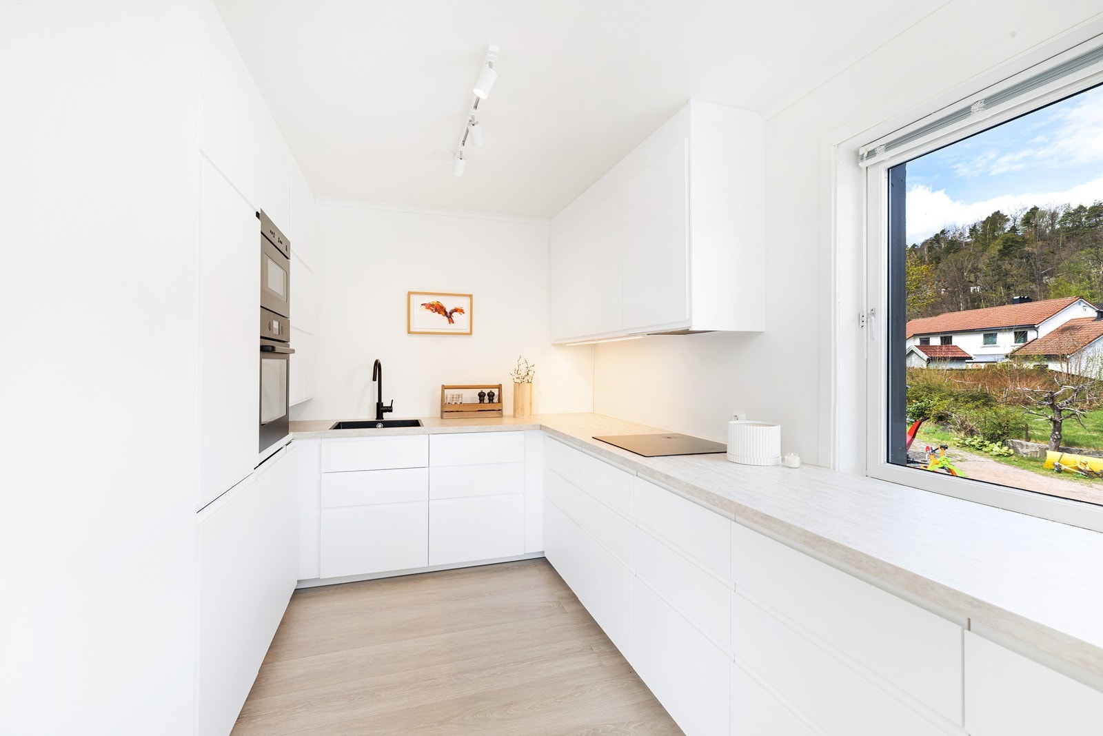 Kjøkkenet er levert av Ikea og var nytt i 2023. Et lekkert, tidsriktig kjøkken. Galleribilde