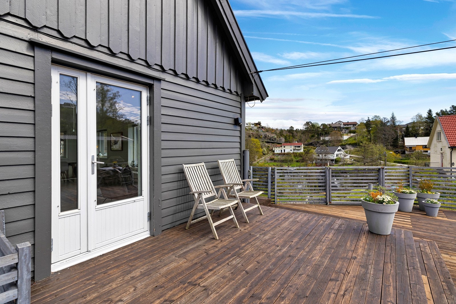 Tomten er pent opparbeidet. Her er det plass til sittegrupper, trampoline, grill og det man måtte ønske. Godt med oppbevaringsplass i boder. Galleribilde