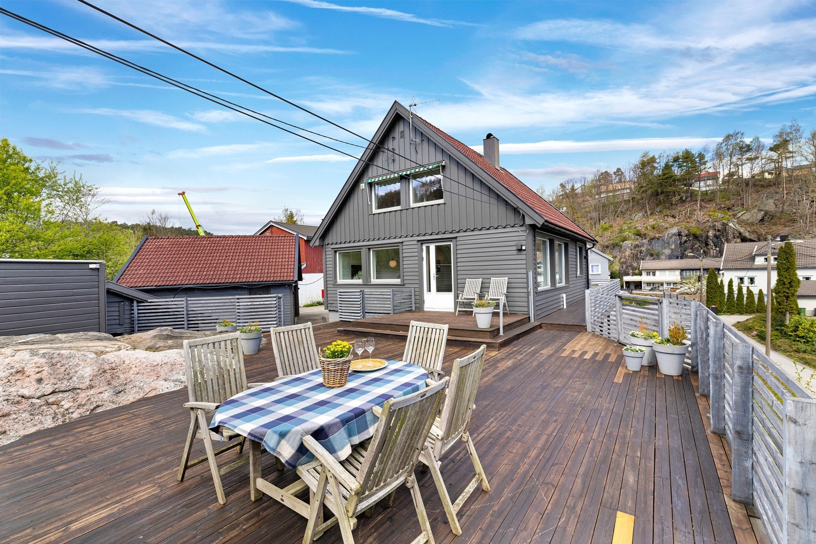 Boligen har en barnevennlig beliggenhet, innerst i en blindvei i et veletablert boligområde på Fjellro/Hellemyr. Idyllisk beliggenhet rett ved Fjellrotjønn. Galleribilde