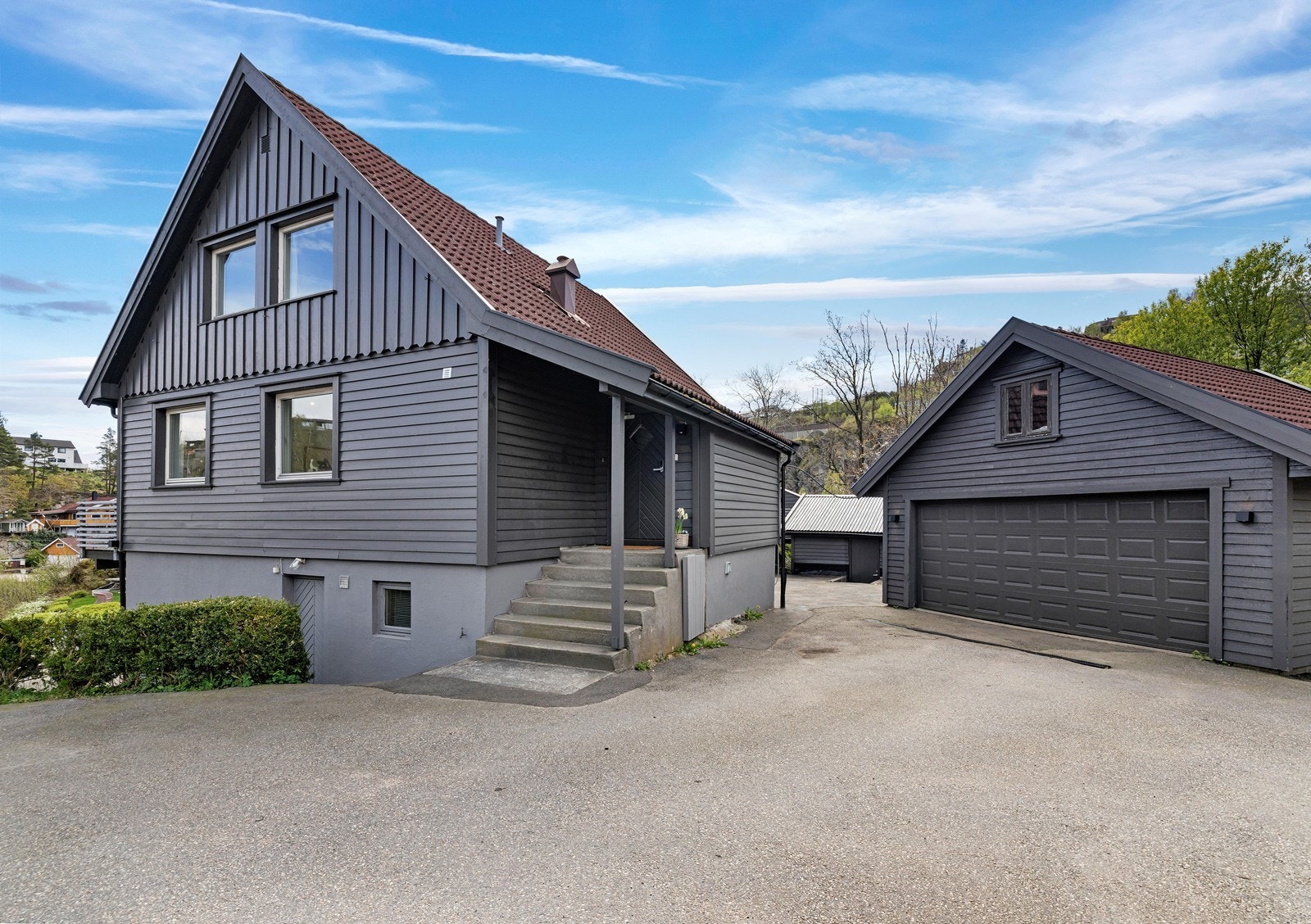 Romslig dobbelgarasje, samt godt med biloppstillingsplasser i oppkjørselen. For øvrig også en enklere, eldre garasje på tomten. Galleribilde
