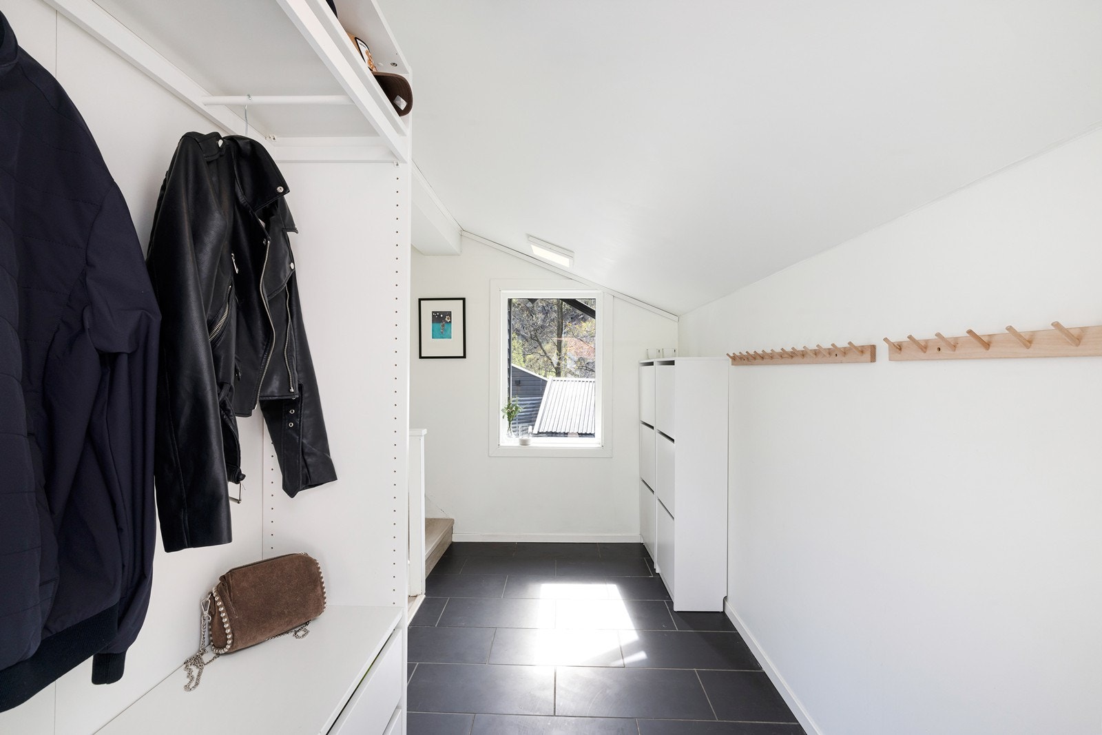 I boligens første etasje møtes man av vindfang/ gang med god plass til å henge fra seg yttertøy og sko. Galleribilde