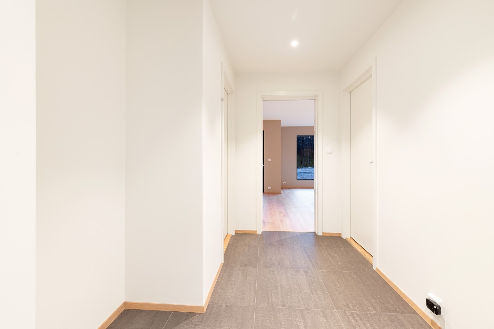 Det er trappefri adkomst til leiligheten. I gangen er det fliser på gulv og god plass til garderobeløsning. Galleribilde