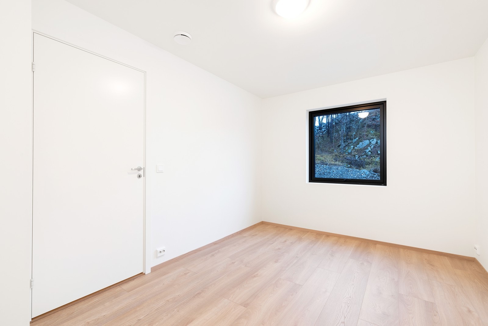 Soverommene er av god størrelse og har plass til både garderobeskap og stor seng med tilhørende møblement. Galleribilde