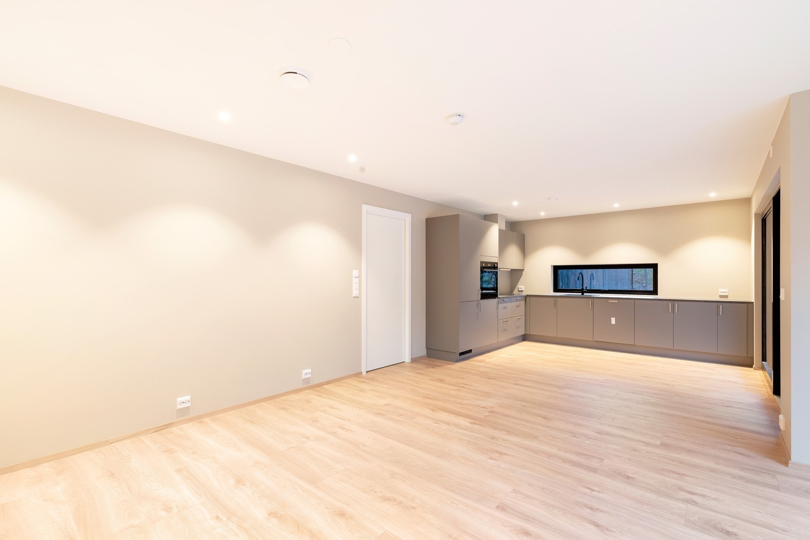 I stue/ kjøkken er det god plass til sittegruppe og sofagruppe med tilhørende møblement. Galleribilde