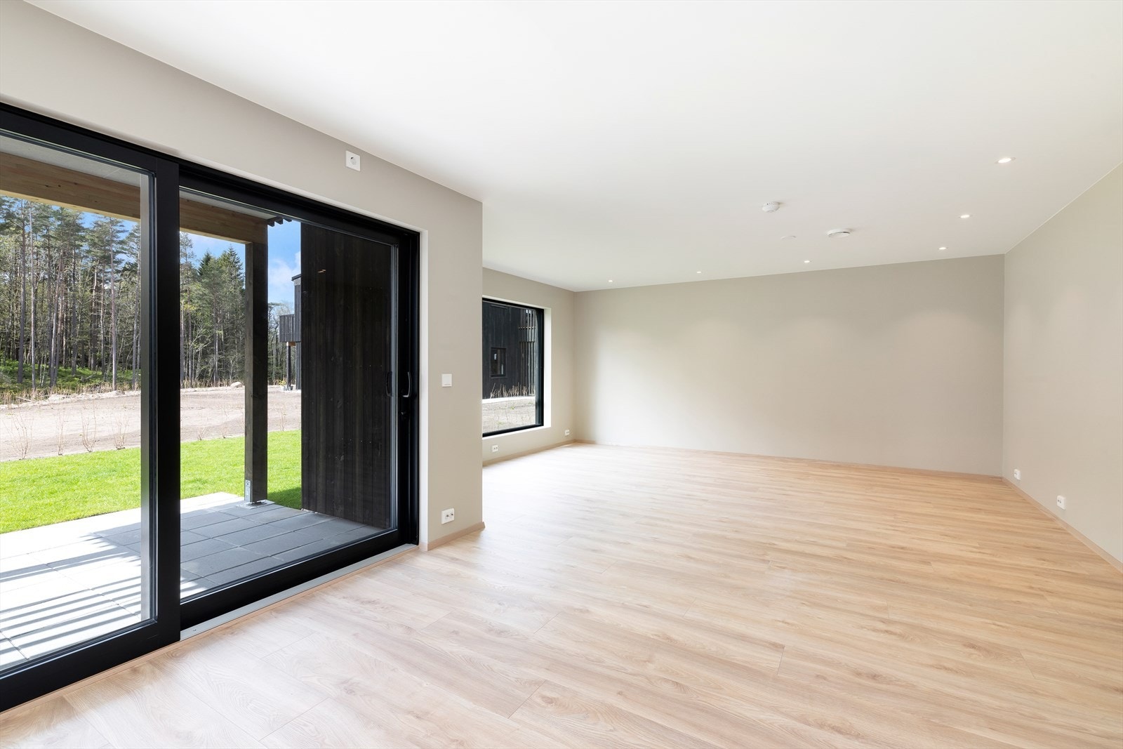 Stuen er enkel å innrede med god plass til sofa- og sittegruppe. Galleribilde