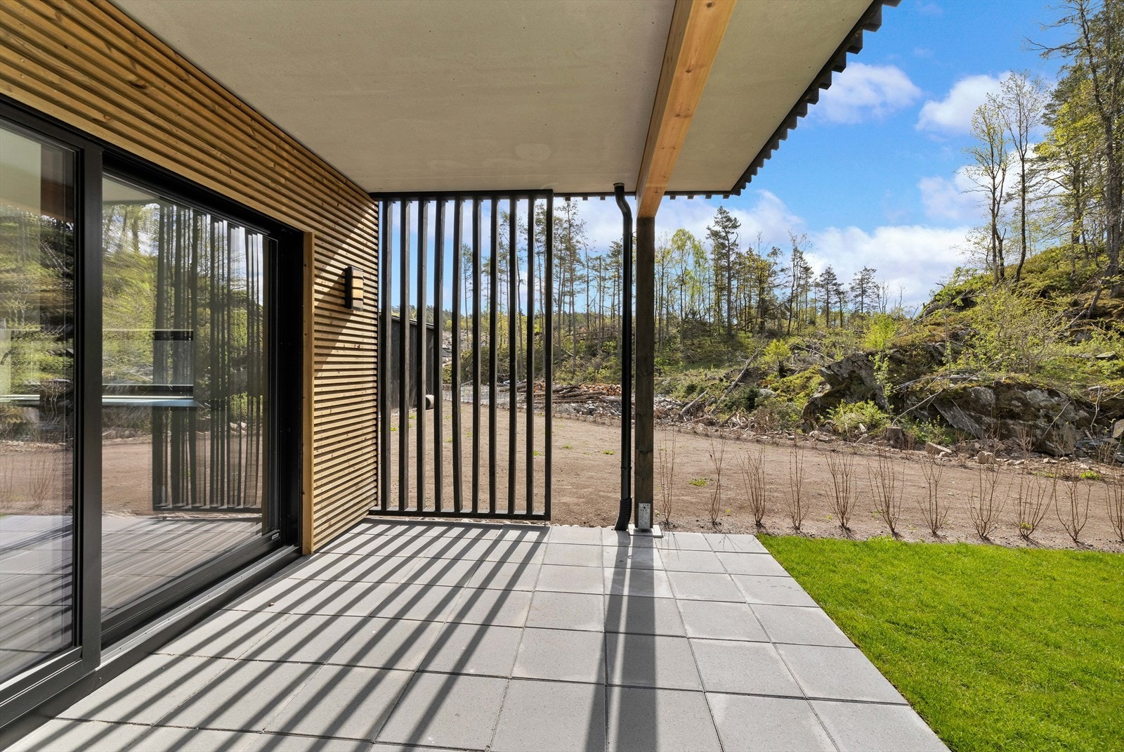 Det er utgang til terrasse og hage fra stuen. Galleribilde