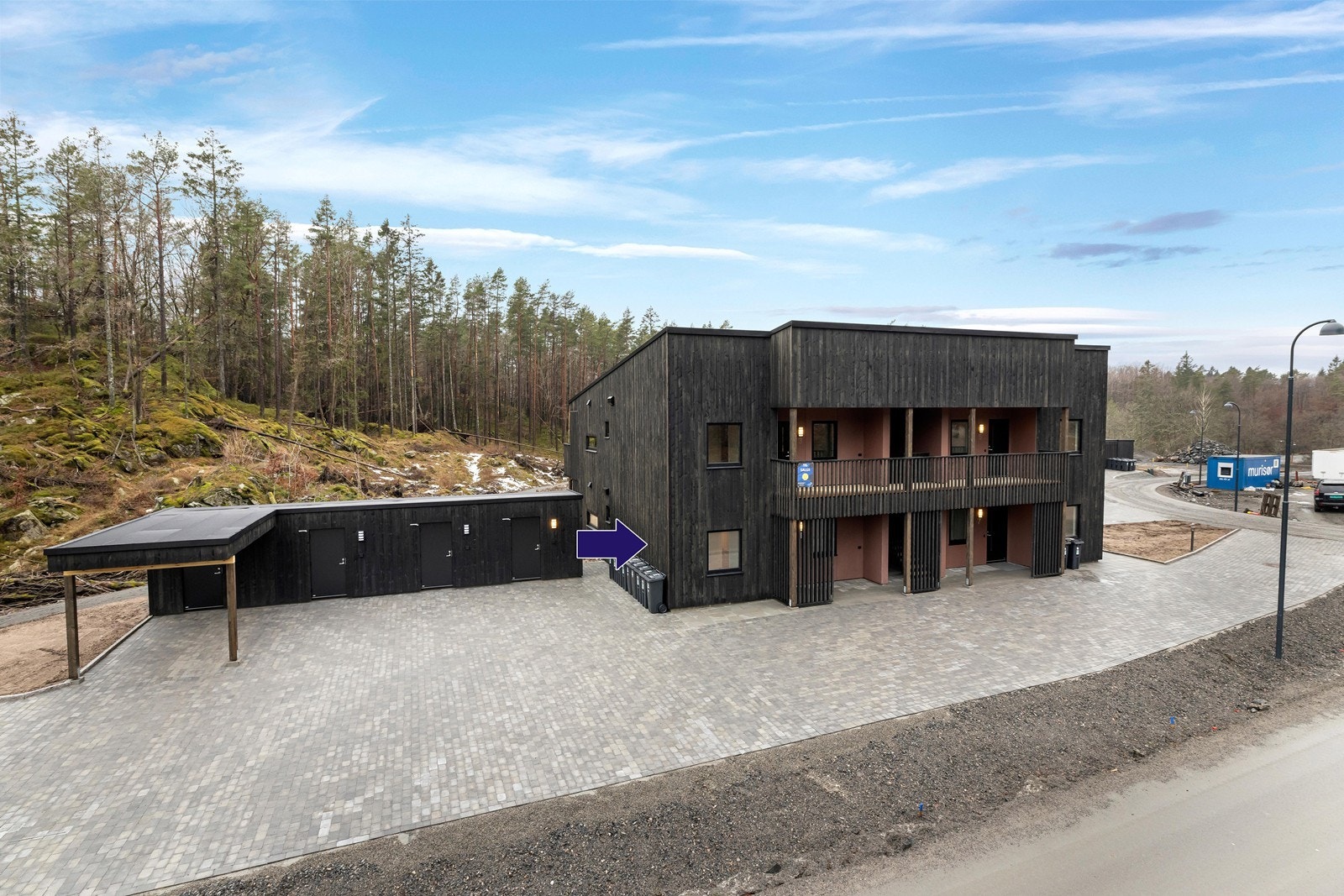 Leiligheten ligger vendt mot grøntområde og har fin uteplass med gode solforhold. P.plass og bod til venstre for pilen Galleribilde