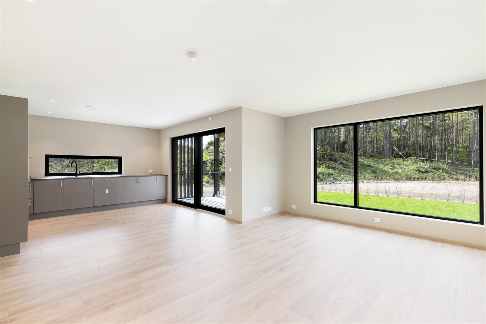 Flott, ubebodd 3- roms selveierleilighet med stor, solrik uteplass. Trappefri adkomst. Parkeringsplass på sameiets tomt. Galleribilde