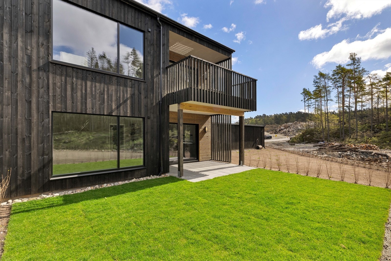 Romslig, solrikt uteområde som tilhører leiligheten. Galleribilde