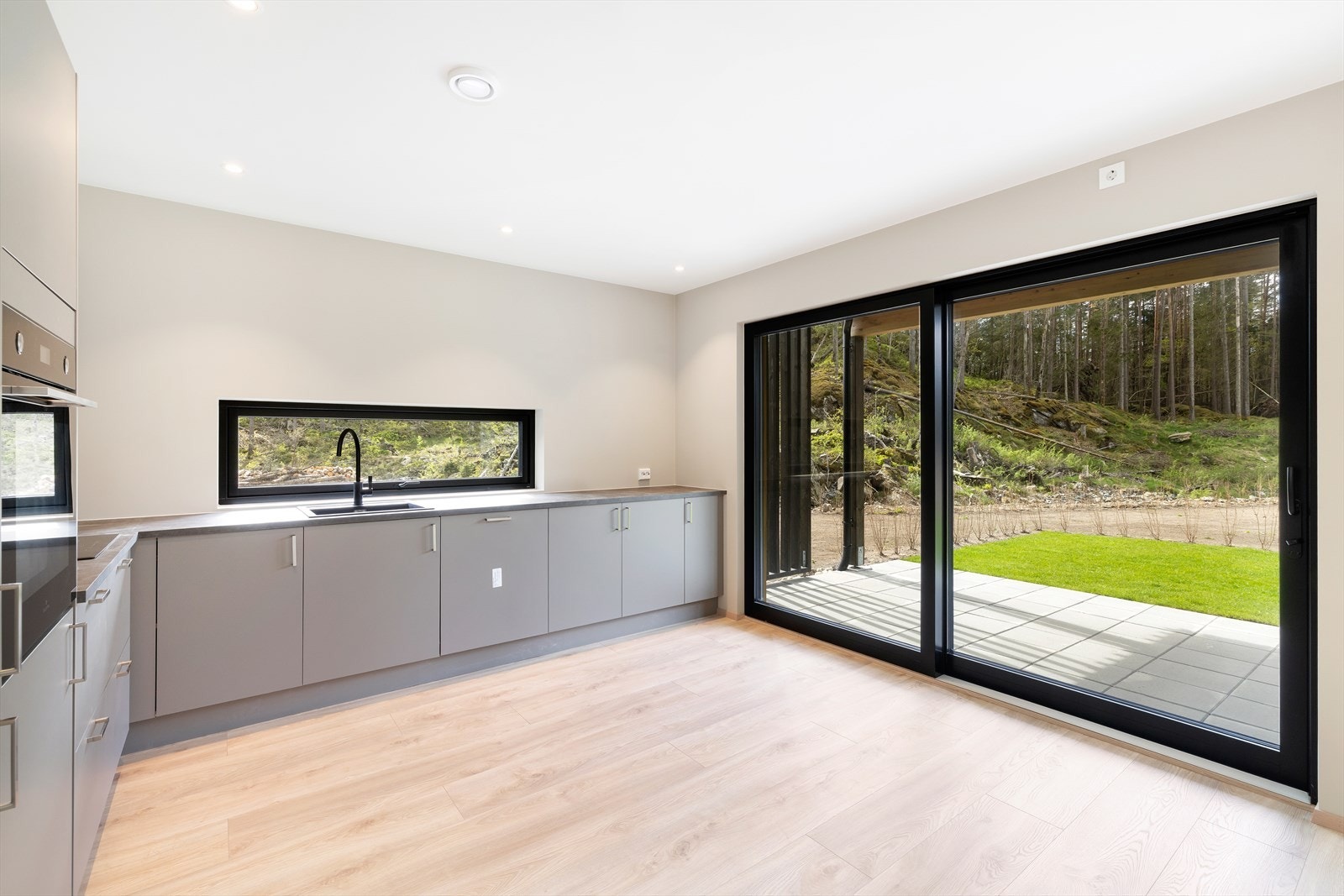 Kjøkkenet har integrerte hvitevarer, godt med oppbevaring-/ benkeplass og er naturlig plassert i rommet. Galleribilde