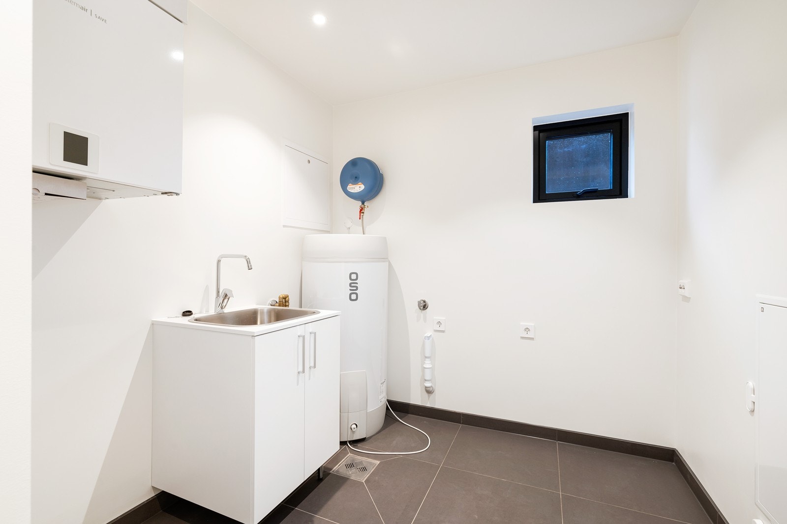 Vis a vis baderommet er det et praktisk vaskerom/ teknisk rom. Galleribilde