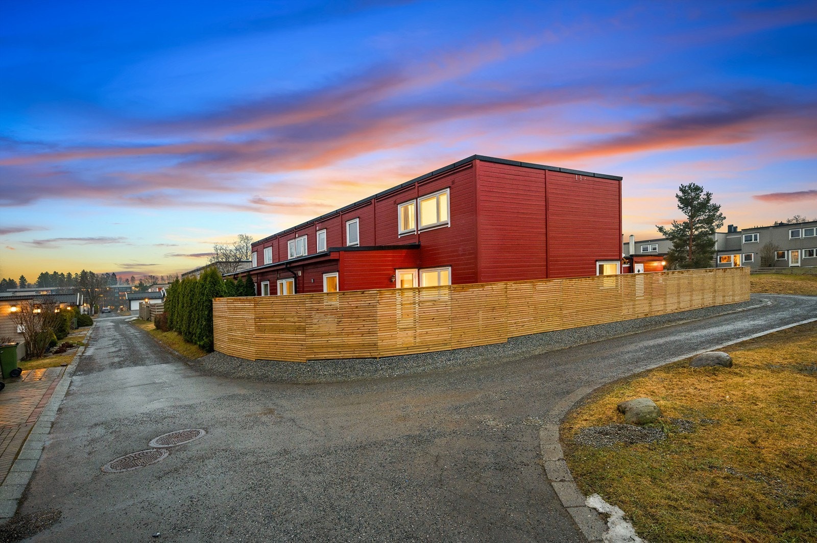 Det er nærhet til et godt utvalg av daglige servicetilbud. Dagligvarehandelen kan gjøres ved bl.a. Meny på Skjetten senter. Strømmen Storsenter ligger også i nærområdet og fremstår i dag som landets mest innholdsrike kjøpesenter med over 200 butikker. Galleribilde