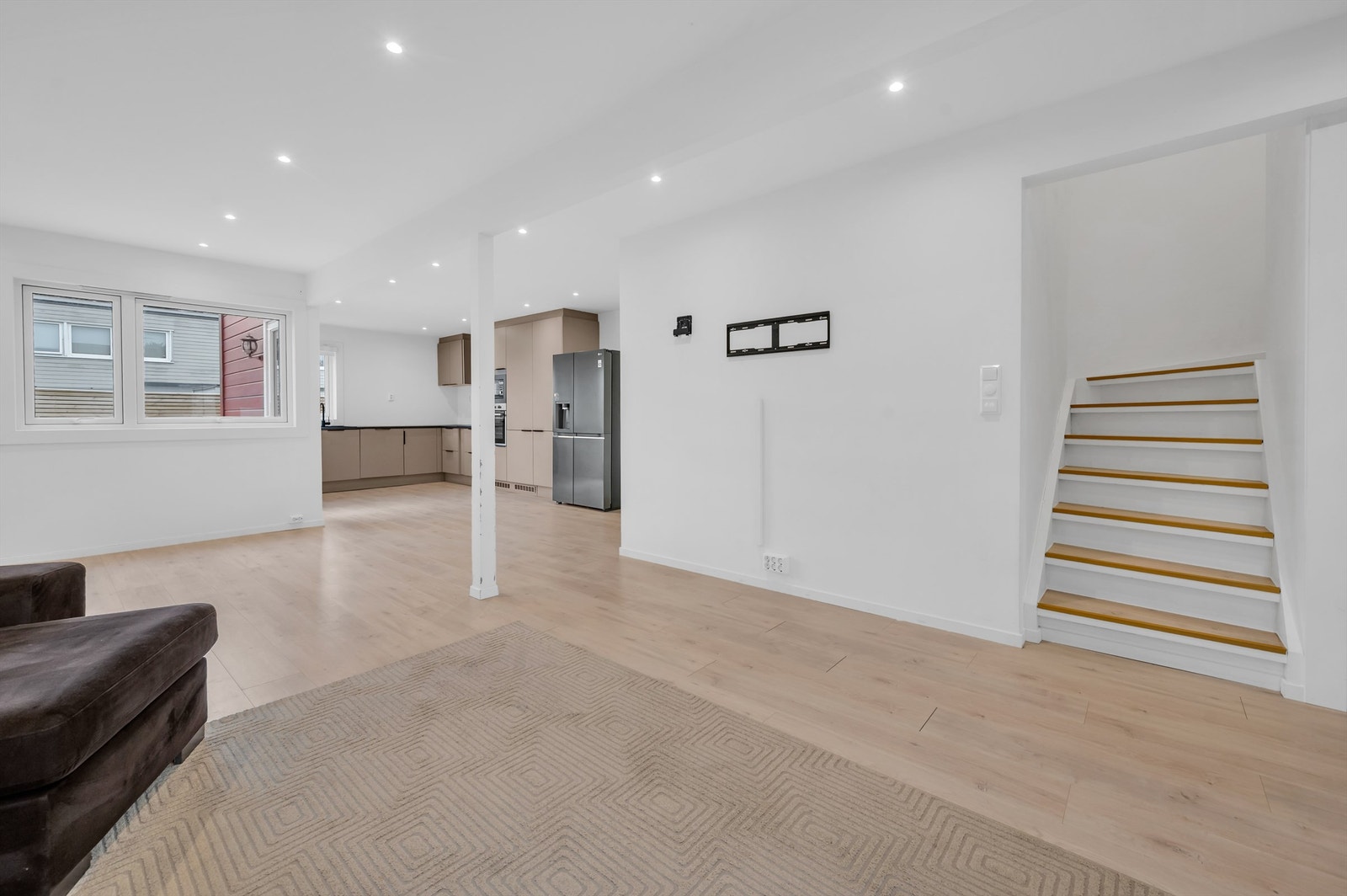 Rommet har en veldimensjonert utforming hvor man med enkelthet kan innrede etter eget ønske og personlige stil. Galleribilde