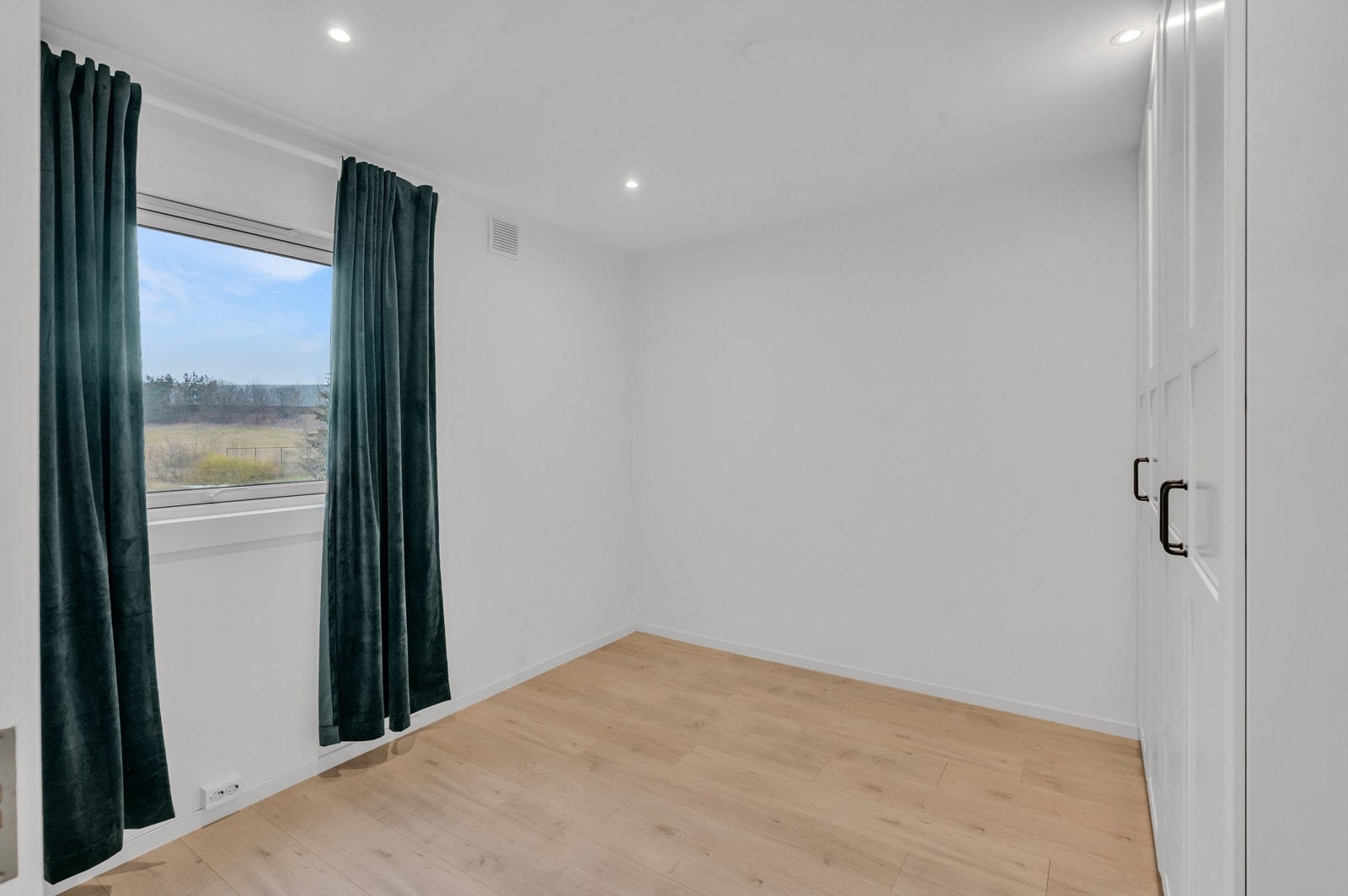 Rommene er selvsagt fleksible i bruk og passer like godt som både gjesterom, barnerom, kontor eller tv-stue! Godt med lysinnslipp fra store vinduer. Galleribilde