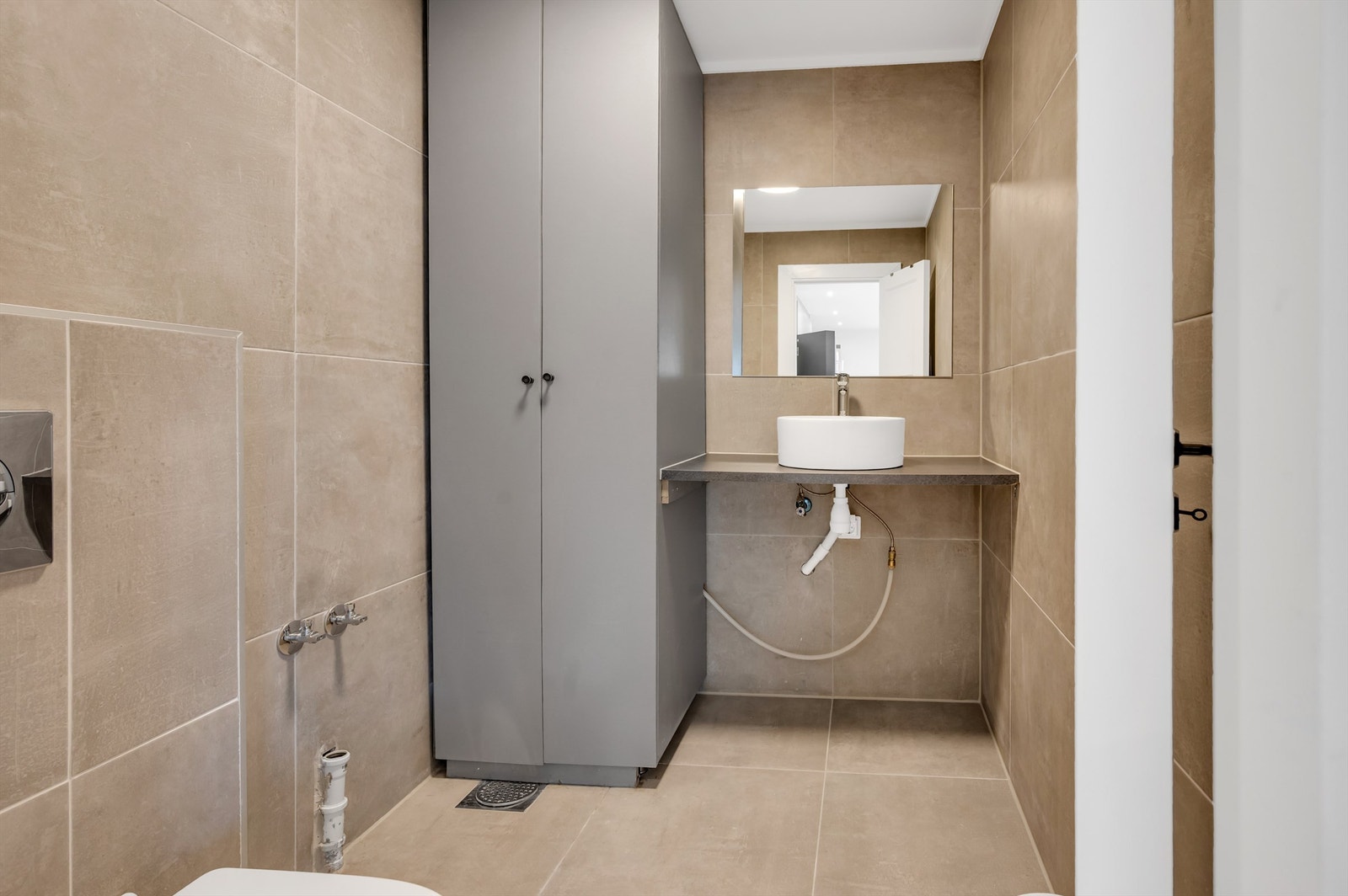 Varmtvannsbereder på 194L fra 2017 er plassert i høyskap. Mekanisk avtrekksventil i vegg. Servant har kun tilkoblet kaldtvann. Galleribilde