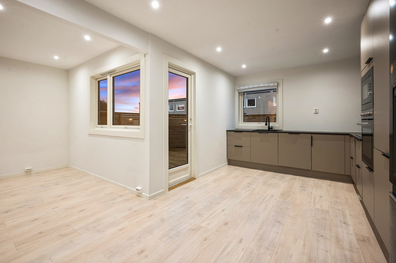 Fra stue og kjøkken er det utgang til en herlig terrasse. Galleribilde