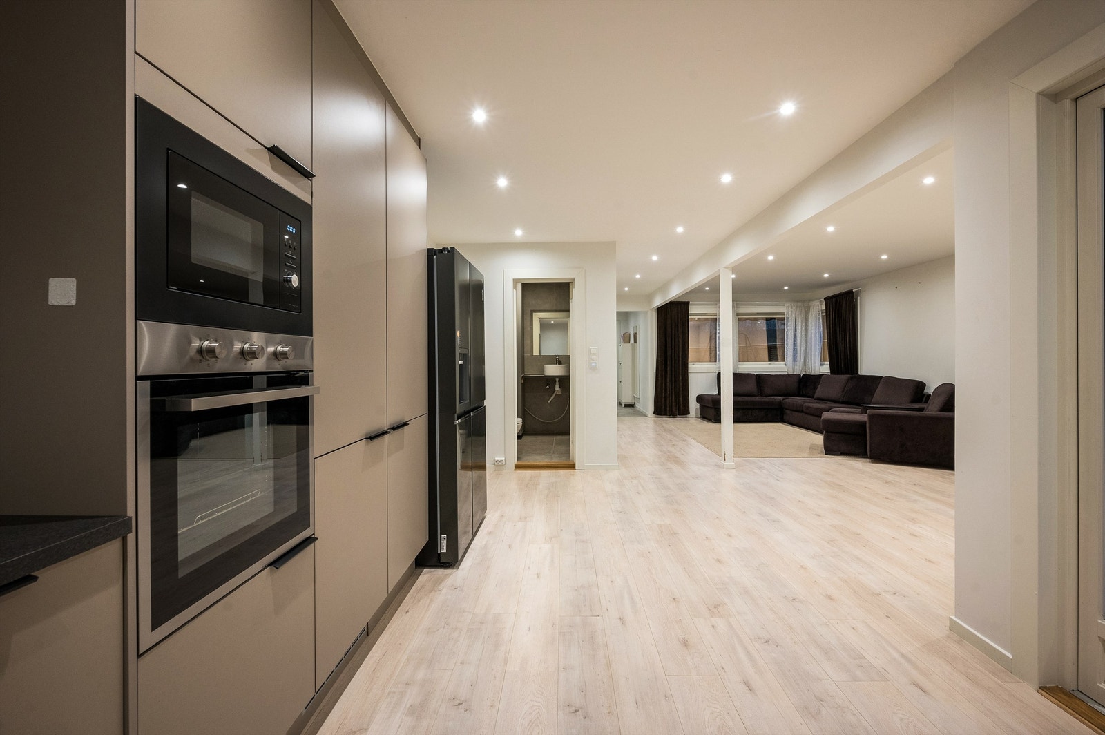 En praktisk familiebolig på populære og barnevennlige Skjettenbyen. Området er perfekt for barnefamilier med kort avstand til alt en måtte trenge i hverdagen av butikker, nærsenter, skoler og barnehager. Galleribilde