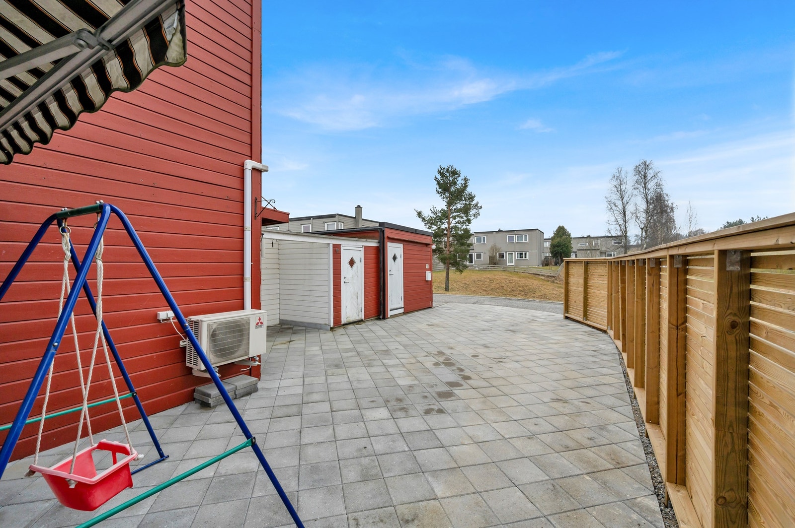 Her er det godt med boltreplass for barna! I tillegg rikelig med oppbevaringsplass i to romslige sportsboder. Galleribilde