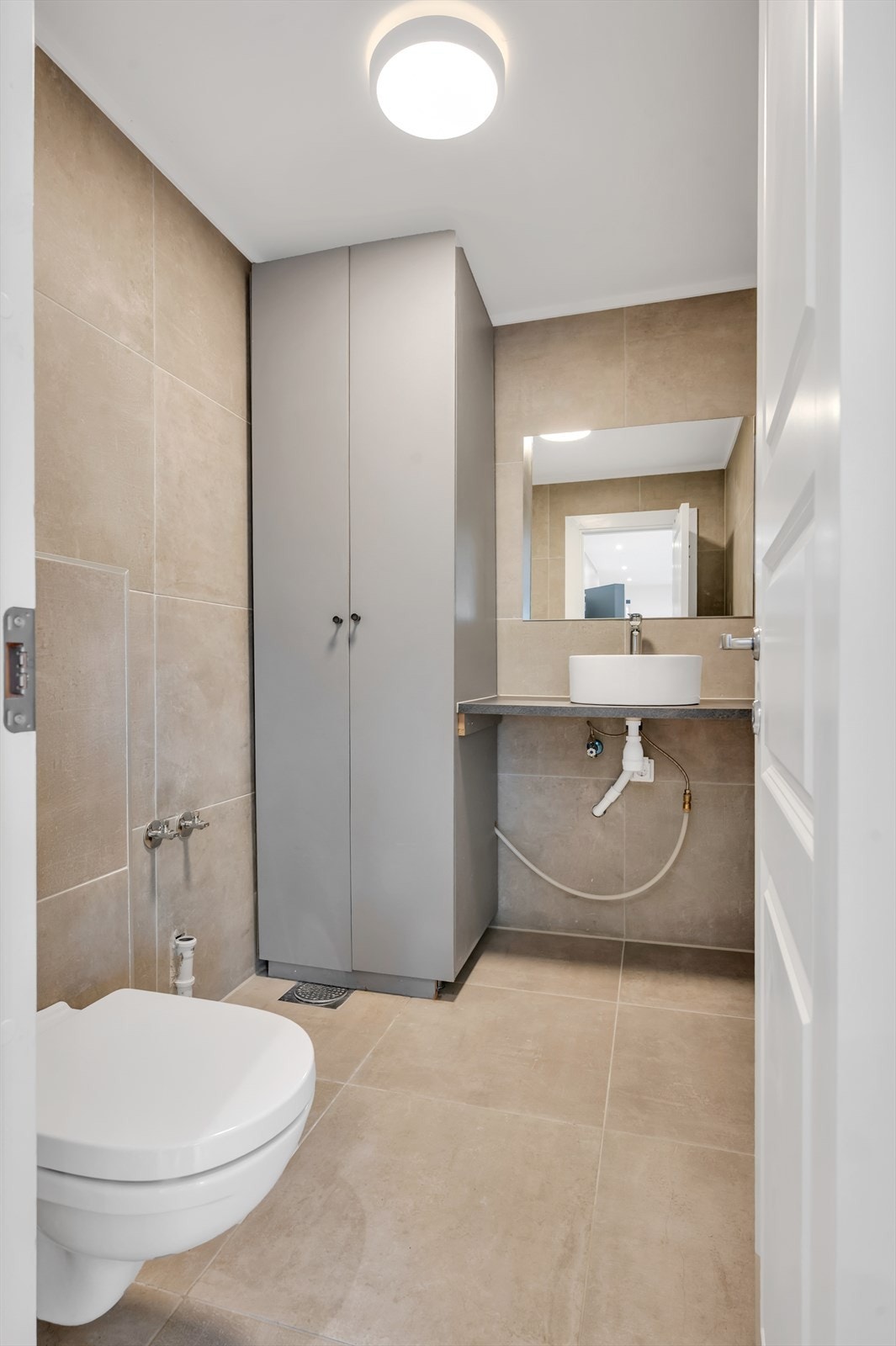 Det er et praktisk separat wc-rom i 1. etasje som er svært praktisk i hverdagen med små barn eller gjester på besøk. Galleribilde