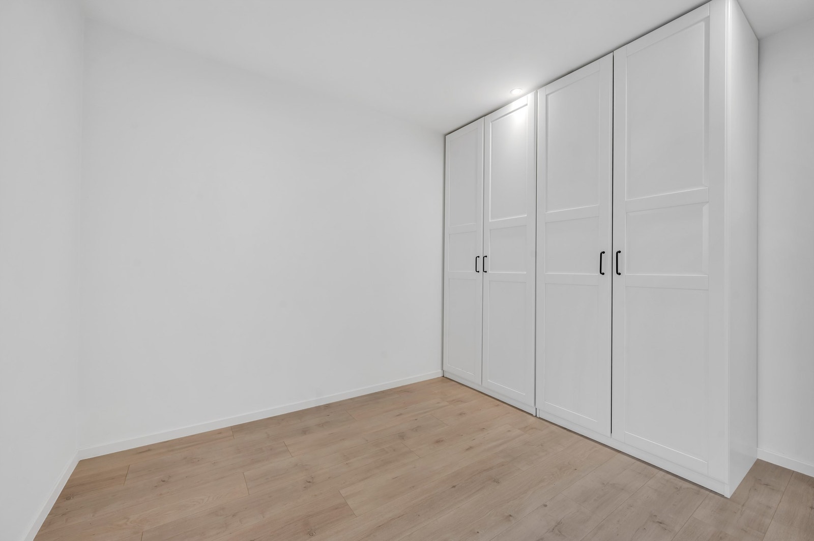 Alle soverom har garderobeskap for rikelig med oppbevaringsplass. Galleribilde