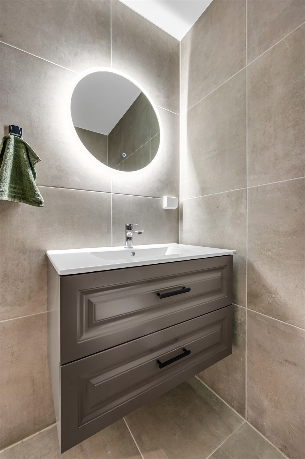 Videre har bedet vegghengt toalett med Innebygd sisterne. Mekanisk avtrekksventil i vegg. Galleribilde