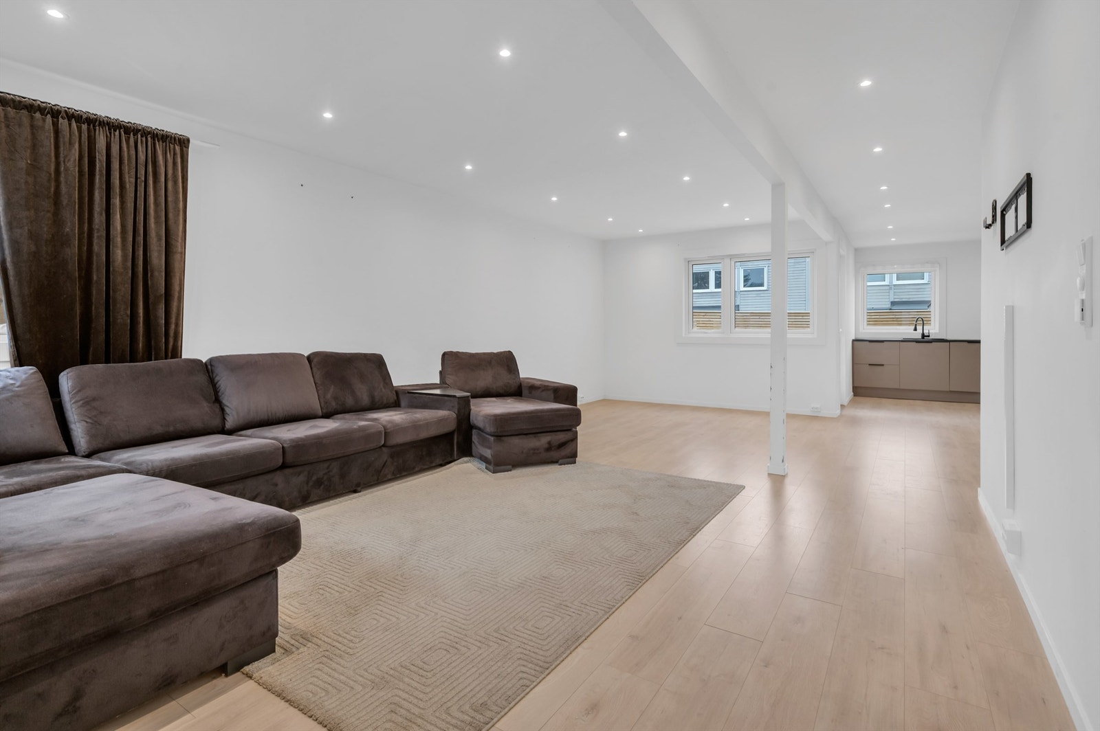 Romslig stue med en lys og luftig atmosfære. Her er det god plass til sofa med tilhørende salongbord og tv-seksjon. Galleribilde