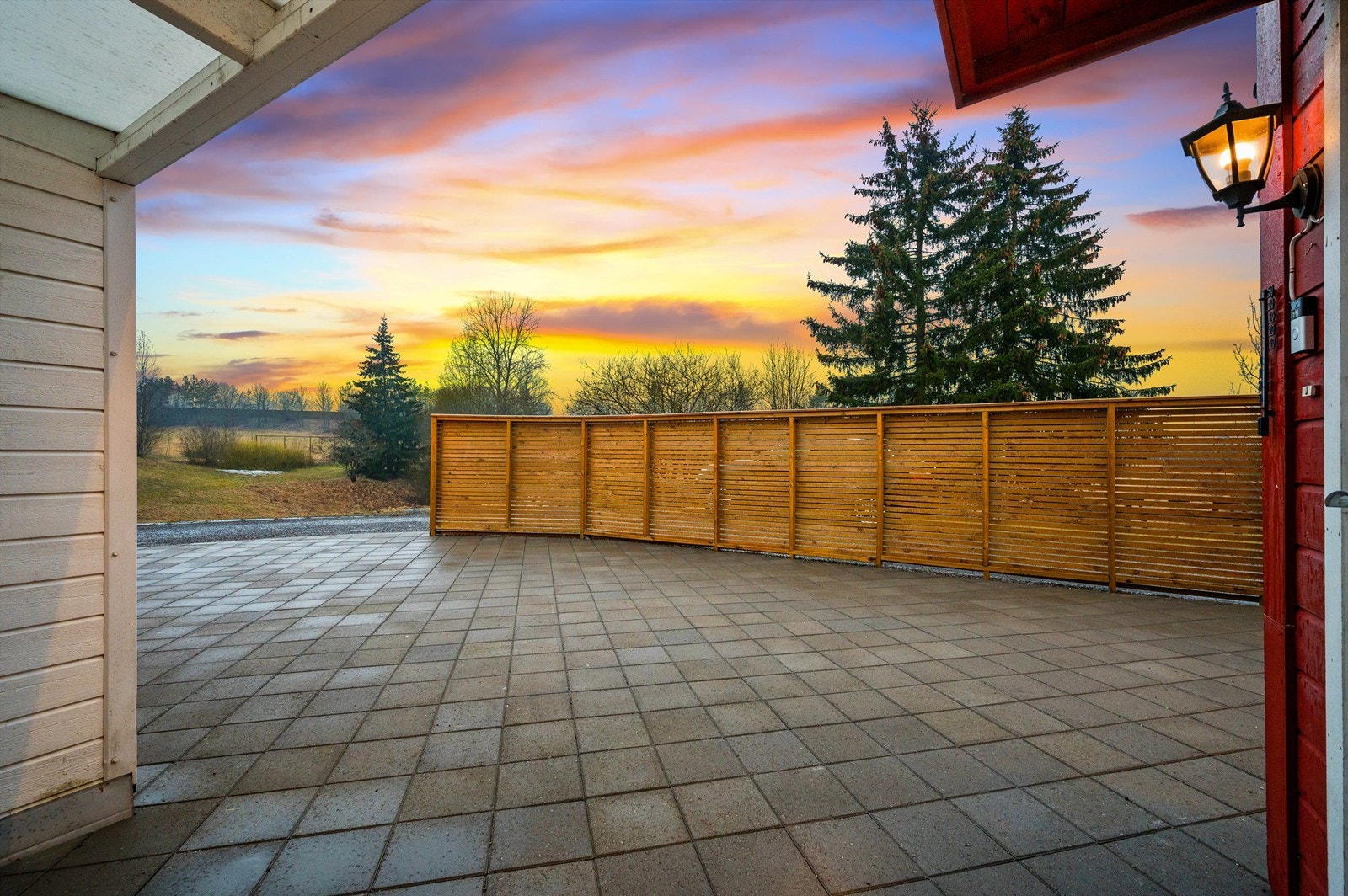 Fra entréen er det utgang til vestvendt uteplass. Galleribilde