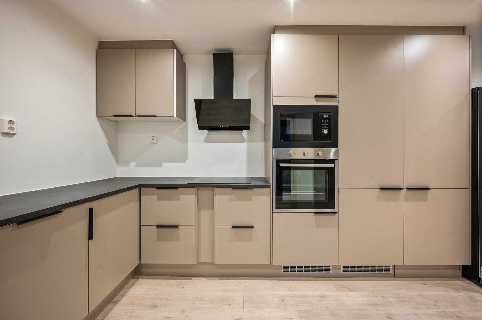 Moderne og delikat kjøkken fra 2023 som ligger i åpen og sosial løsning med stuen. Galleribilde