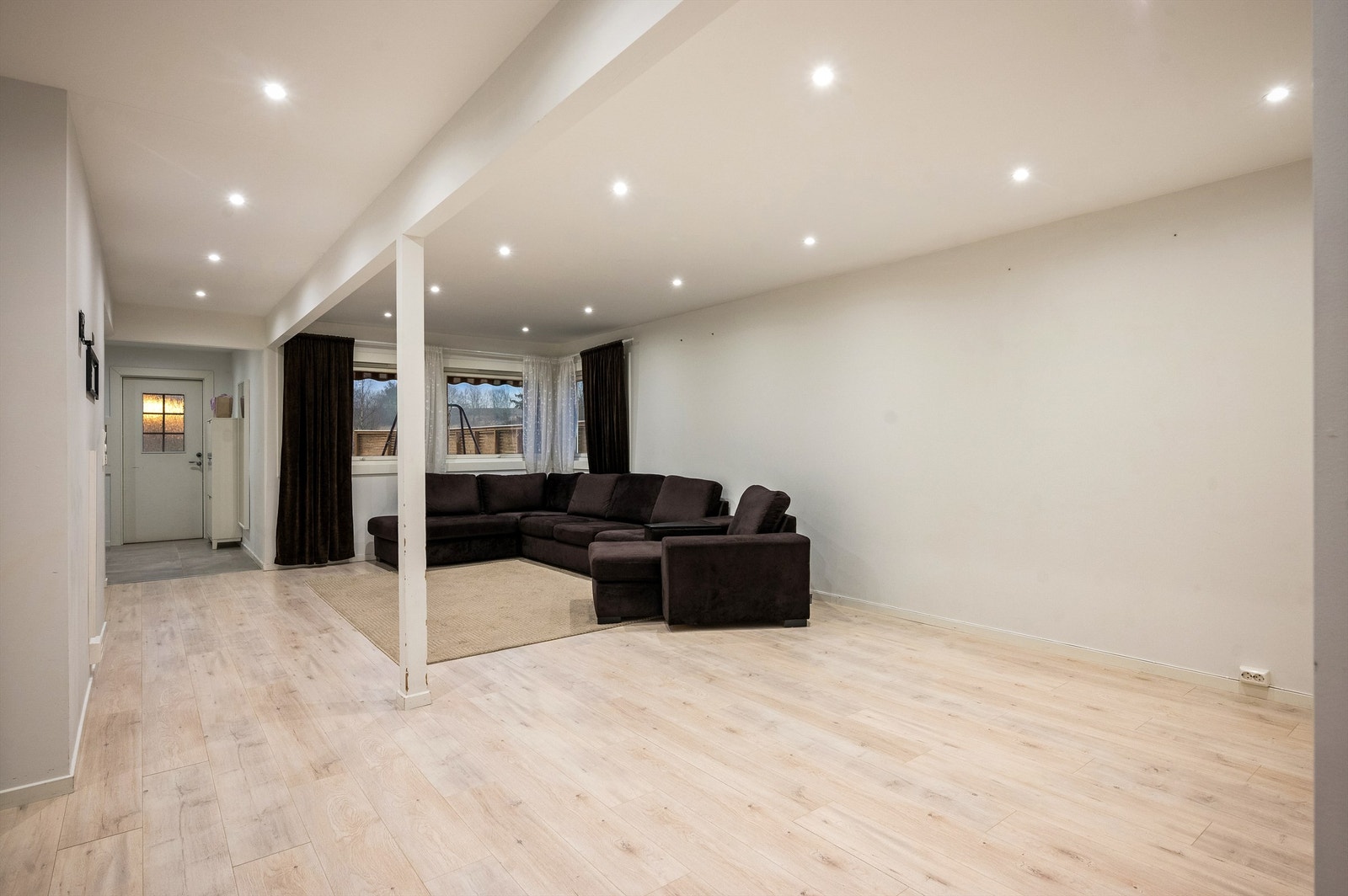 Her har du også god plass til å møblere med spisebord og invitere venner og familie på hyggelige sammenkomster. Galleribilde