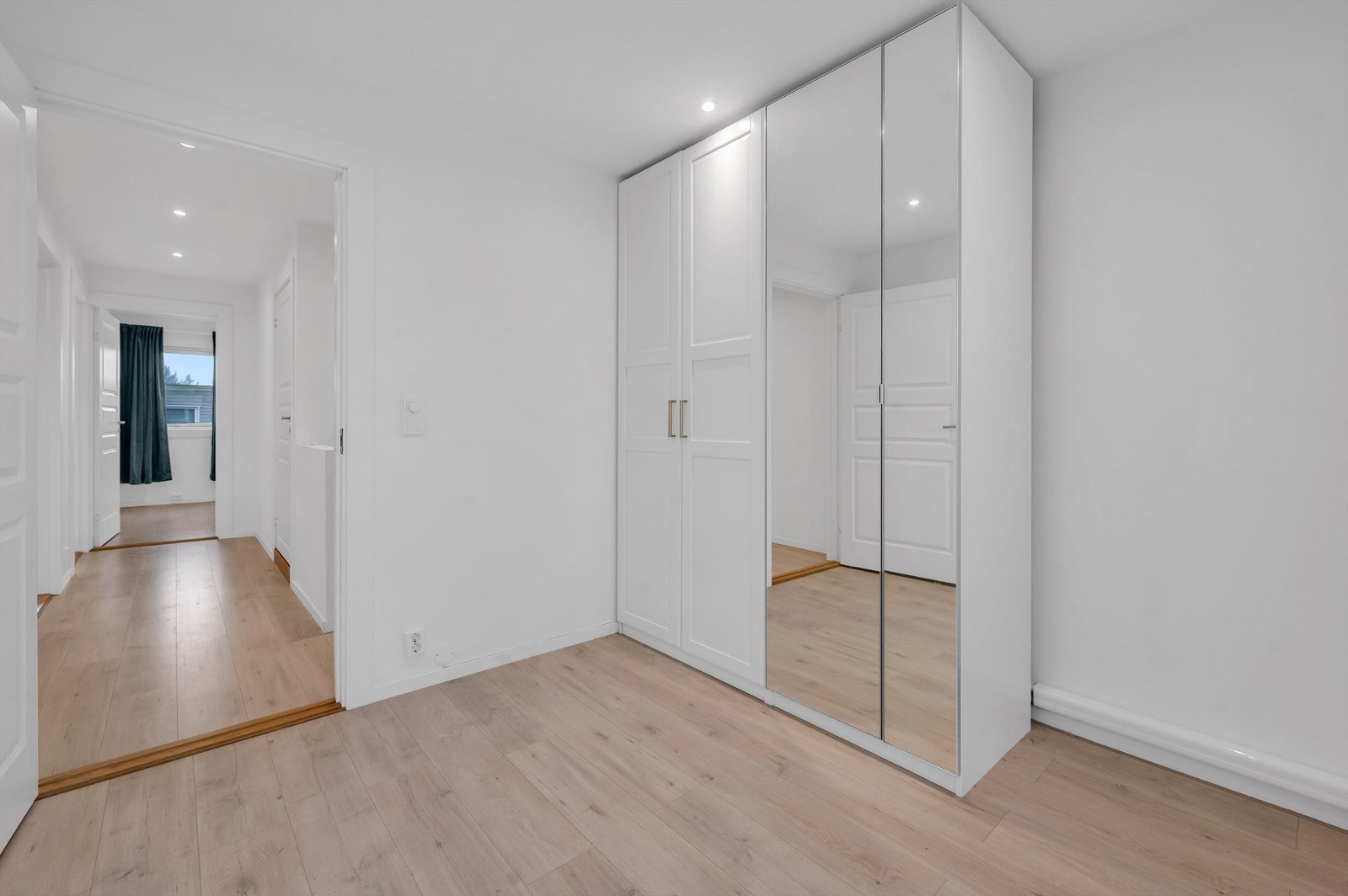 Rommene har god plass til dobbeltseng og tilhørende møblement. Galleribilde