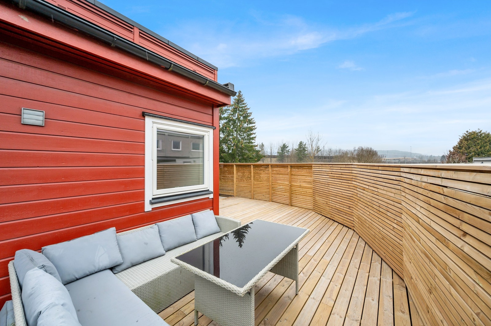 Terrassen er svært romslig - her kan du med andre ord innrede til et hyggelig uterom som fint kan nytes på årets varme dager. Galleribilde