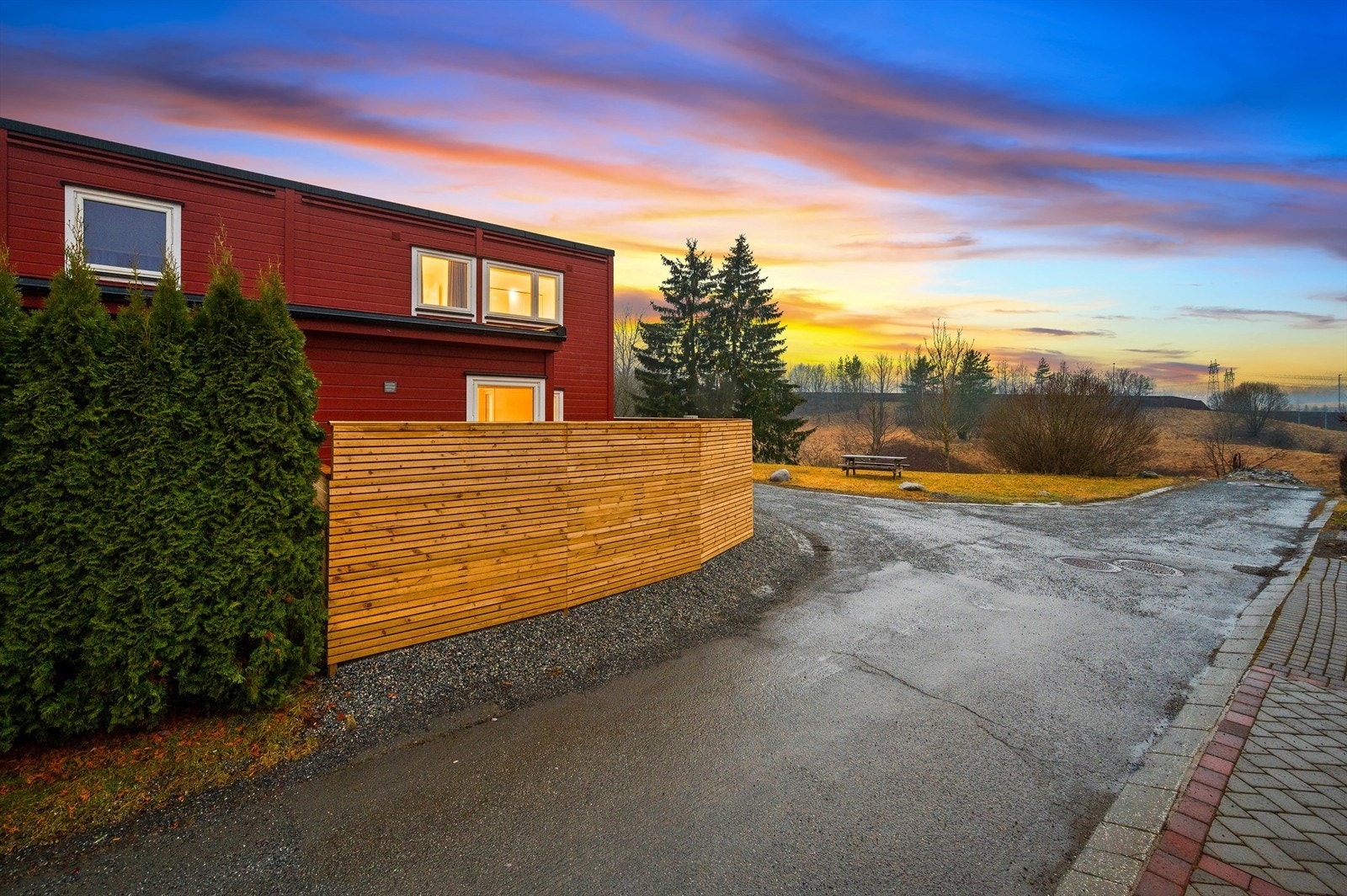 Det er kort vei til offentlig kommunikasjon som tar deg til blant annet Strømmen, Lillestrøm, Lørenskog og Oslo. Med bil tar det ca. 6 min til Strømmen, 10 min til Lillestrøm, 21 min til Oslo S og 22 min til Oslo lufthavn. Galleribilde