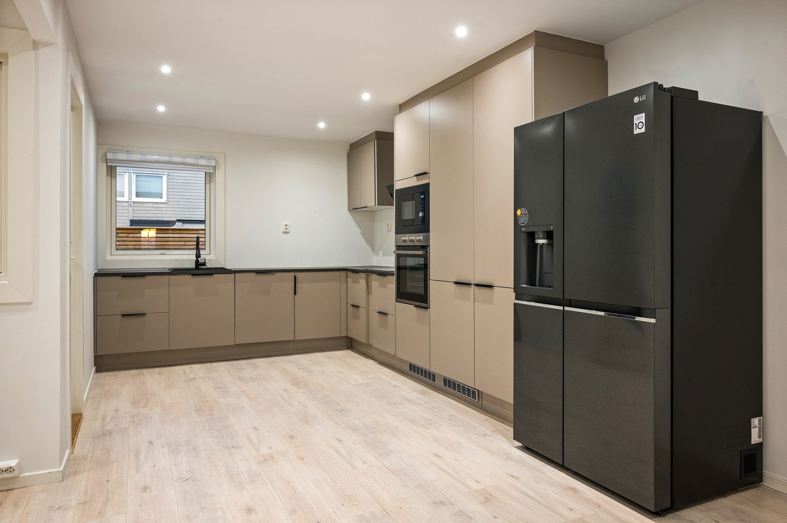 Innredningen består av slette fronter, benkeplater av laminat med nedfelt oppvaskkum med ett-greps armatur. Automatisk vannstoppventil er montert. Galleribilde